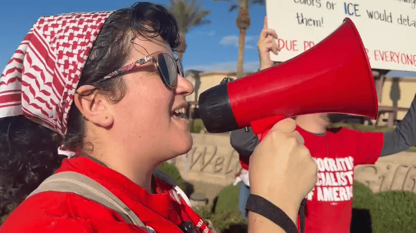 "
<b>ICE, escucha, estamos en la lucha</b>" o "
<b>El pueblo está en la lucha</b>", fueron algunas de las consignas que se escucharon en español durante la protesta.