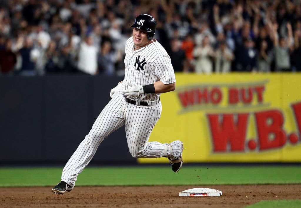 Giancarlo Stanton había recibido boleto y con Hicks en los senderos, el inicialista Luke Voit pegó triple al derecho para vaciar las bases y poner la pizarra 5-0.