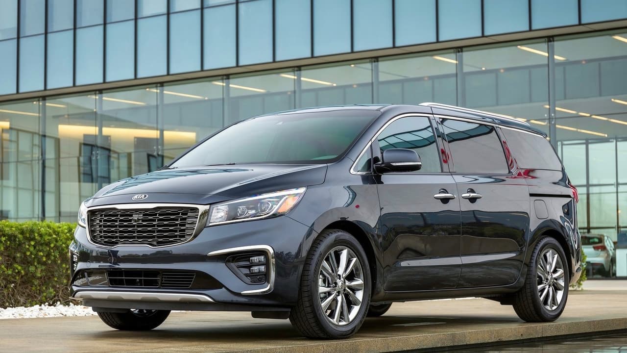 <h3 class="cms-H3-H3"><b>2. Kia Sedona</b></h3>
<br>
<b>Precio inicial: $27,200</b>
<br>
<b>Diferencial porcentual de precio sobre modelo de un año de uso: 37.8%</b>
<br>
<b>Diferencial de precio en dólares sobre modelo de un año de uso: $12,918</b>
<br>Esta es una minivan 
<b>competente y segura</b>, que ofrece una impresionante cantidad de amenidades. Lamentablemente la gran mayoría de sus competidoras son minivans más modernas que la han dejado atrás.