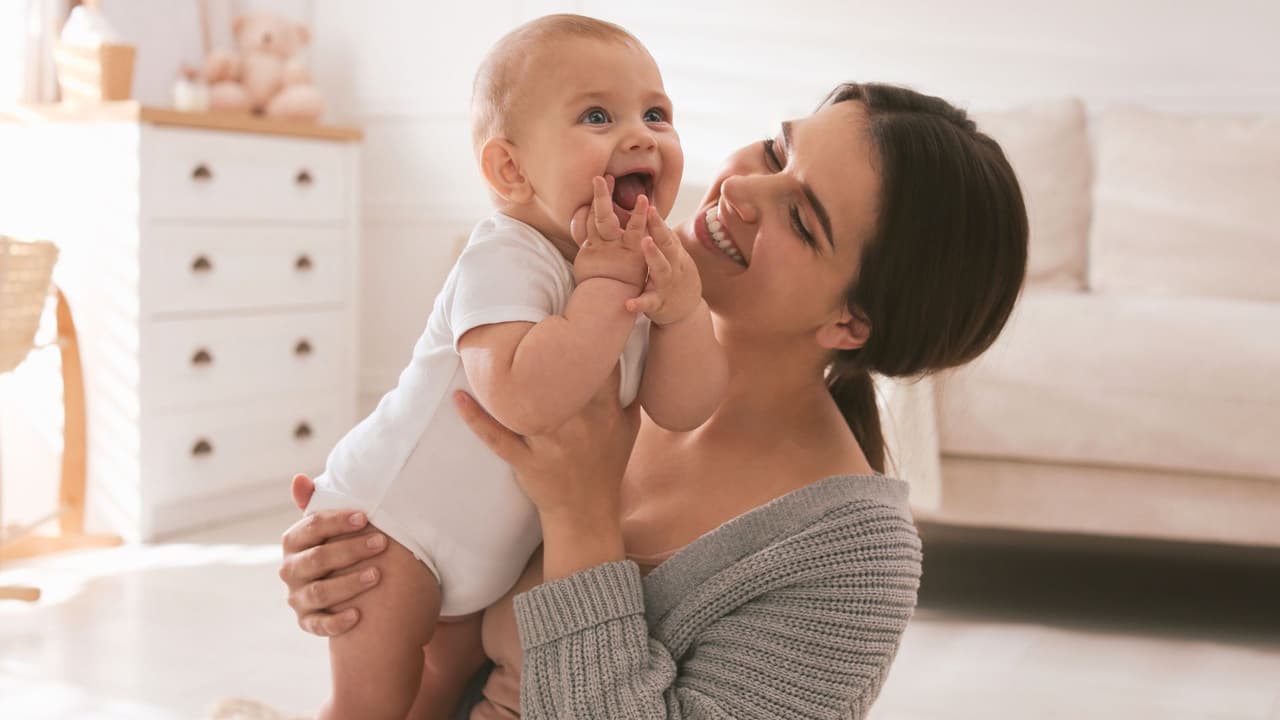 <h3 class="cms-H3-H3">¿Tendencias que vienen en camino? </h3>
<br>Si nos guiamos por lo que pasa en redes y en otros estados con perfiles similares (California y Florida), estos nombres pueden ser la próxima ola:
<br>
<b>Niños:</b> Elías, Luca, Emiliano, Damián
<br>
<b>Niñas:</b> Aurora, Aitana, Zoe
<br>Cortos, dulces, fáciles de pronunciar y con significado.