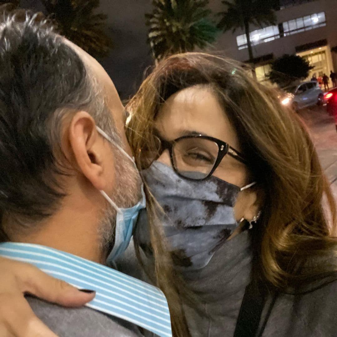 El esposo de Karla Martínez no es el mayor aficionado de las fotografías o la vida pública. Sin embargo, no puede resistirse al amor y los cariños de su amada.