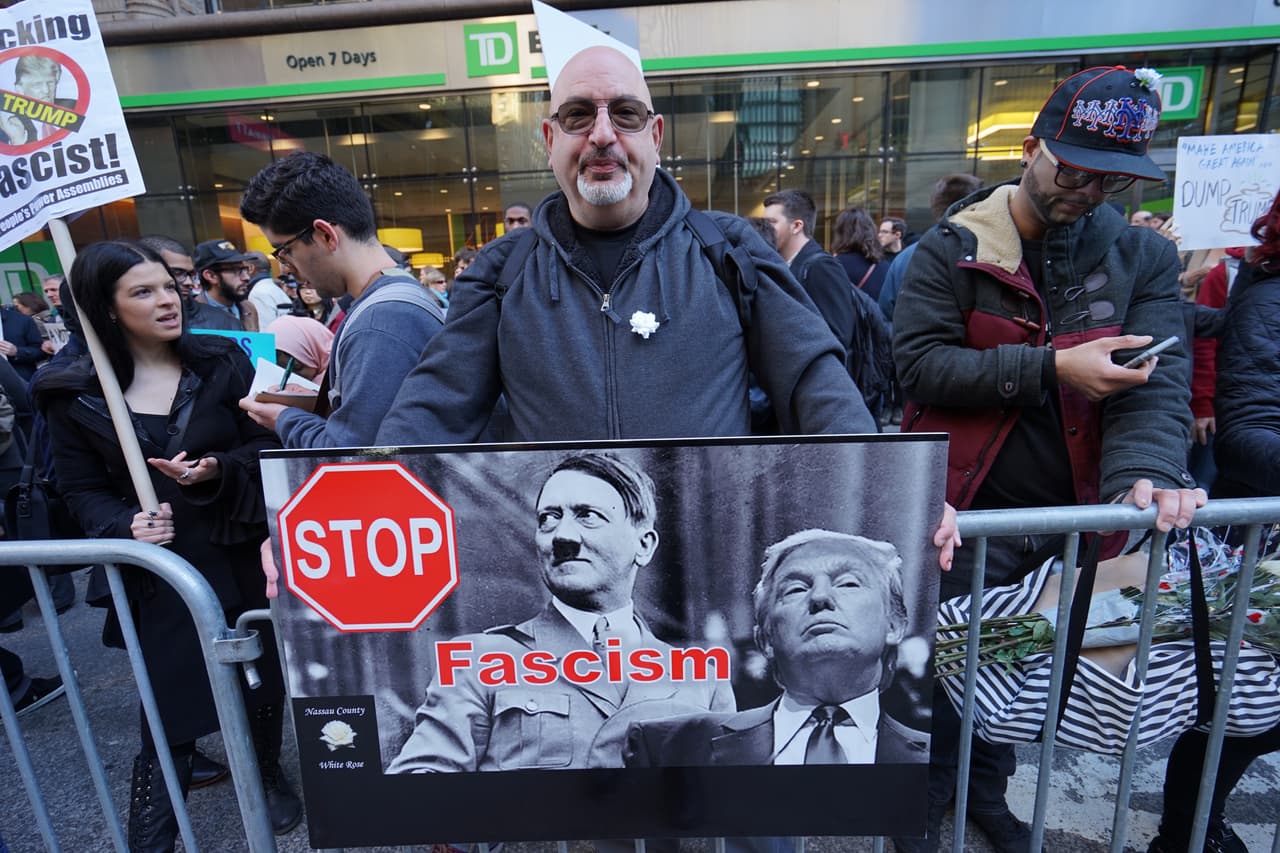 No faltó la comparación del magnate con el dictador alemán Adolfo Hitler.