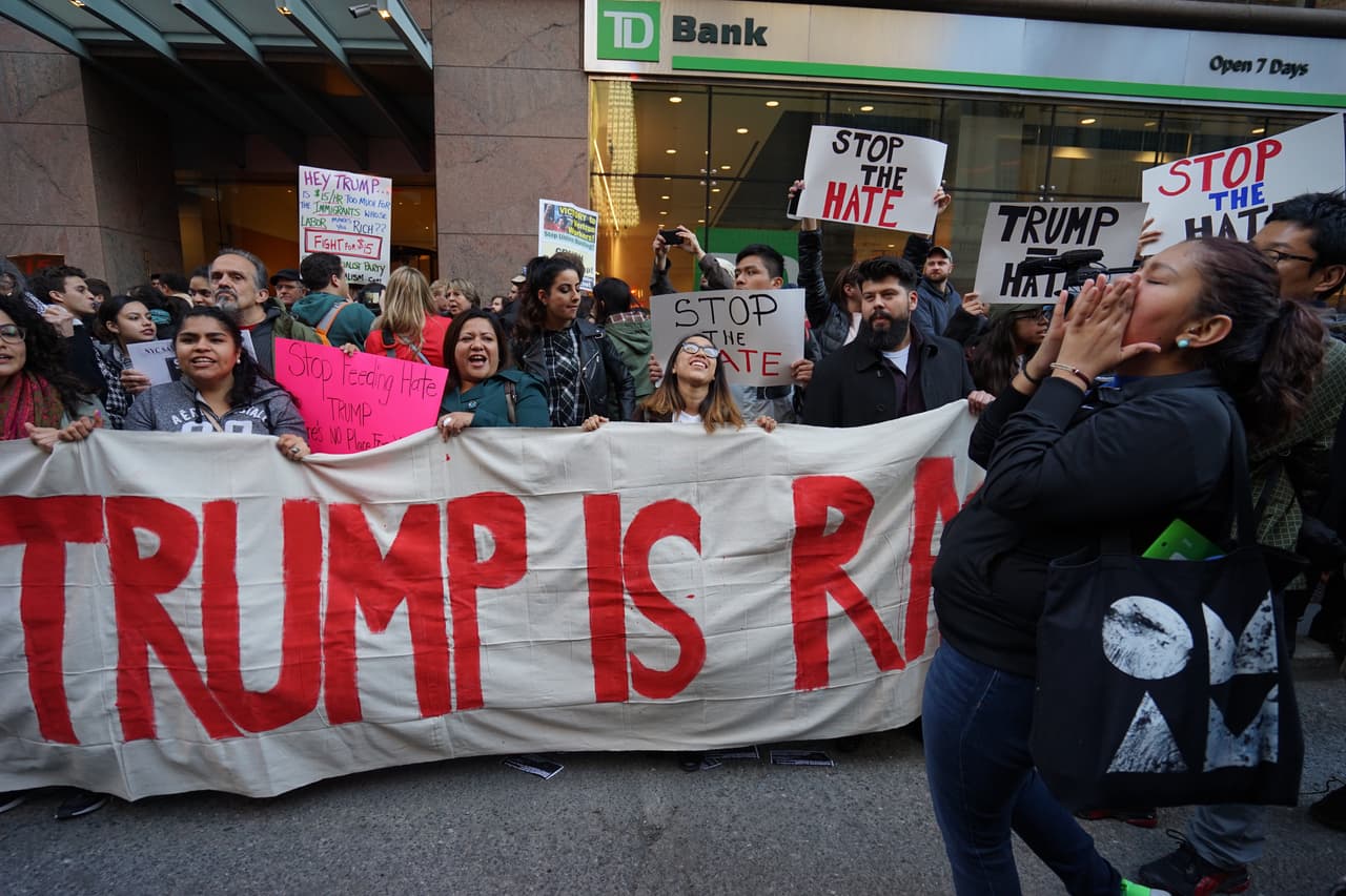 ¿Qué es Donald Trump? Un racista, respondían algunos manifestantes.