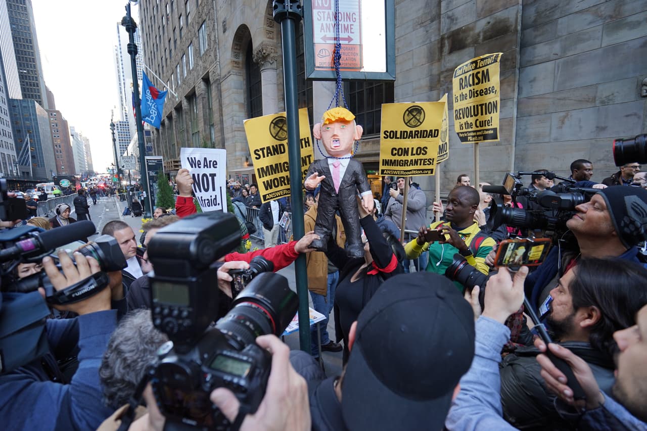 Una piñata de Donald Trump antes de ser destruida.