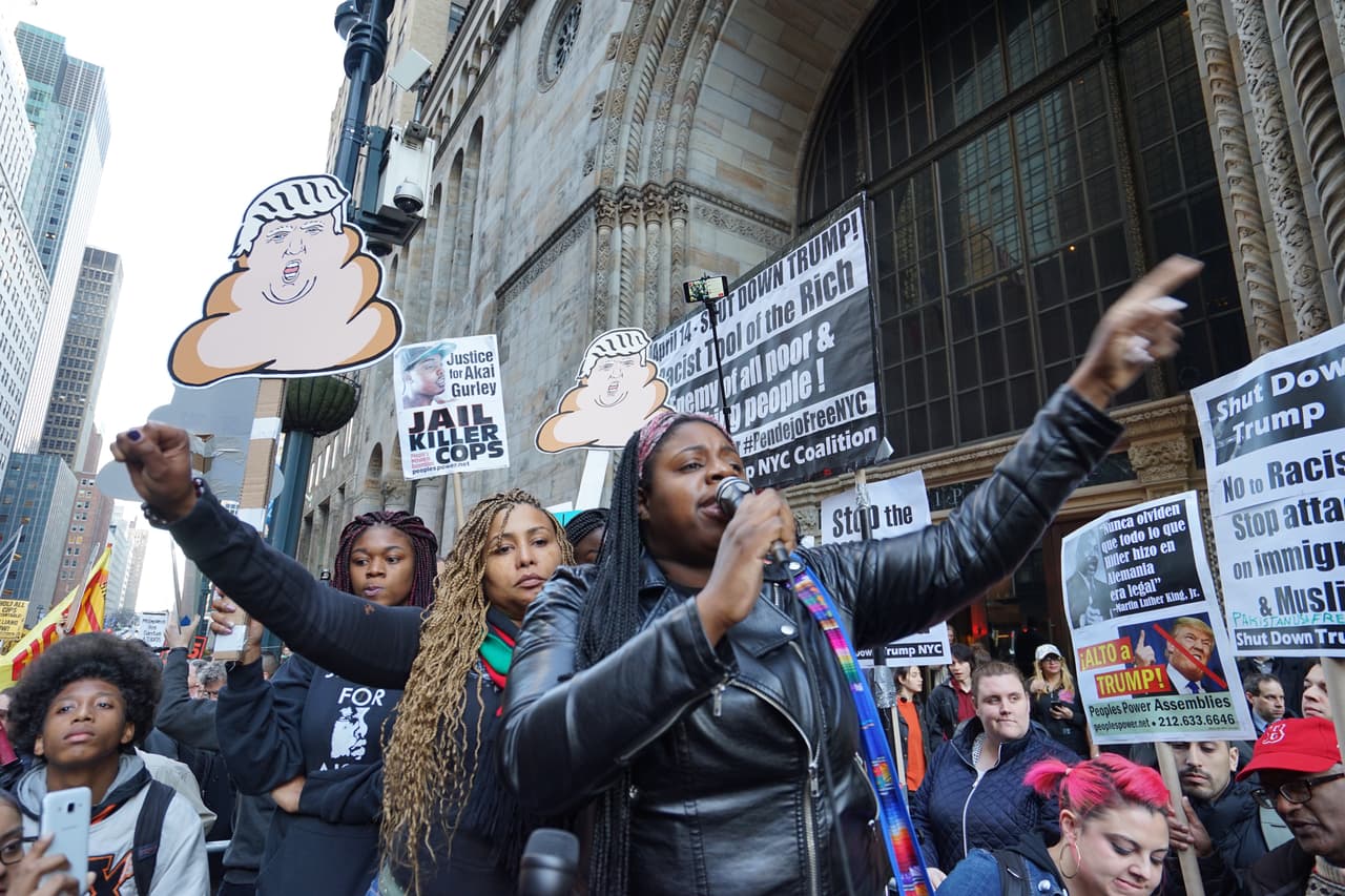 Con cánticos, con afiches, pero todos suplicando respeto.