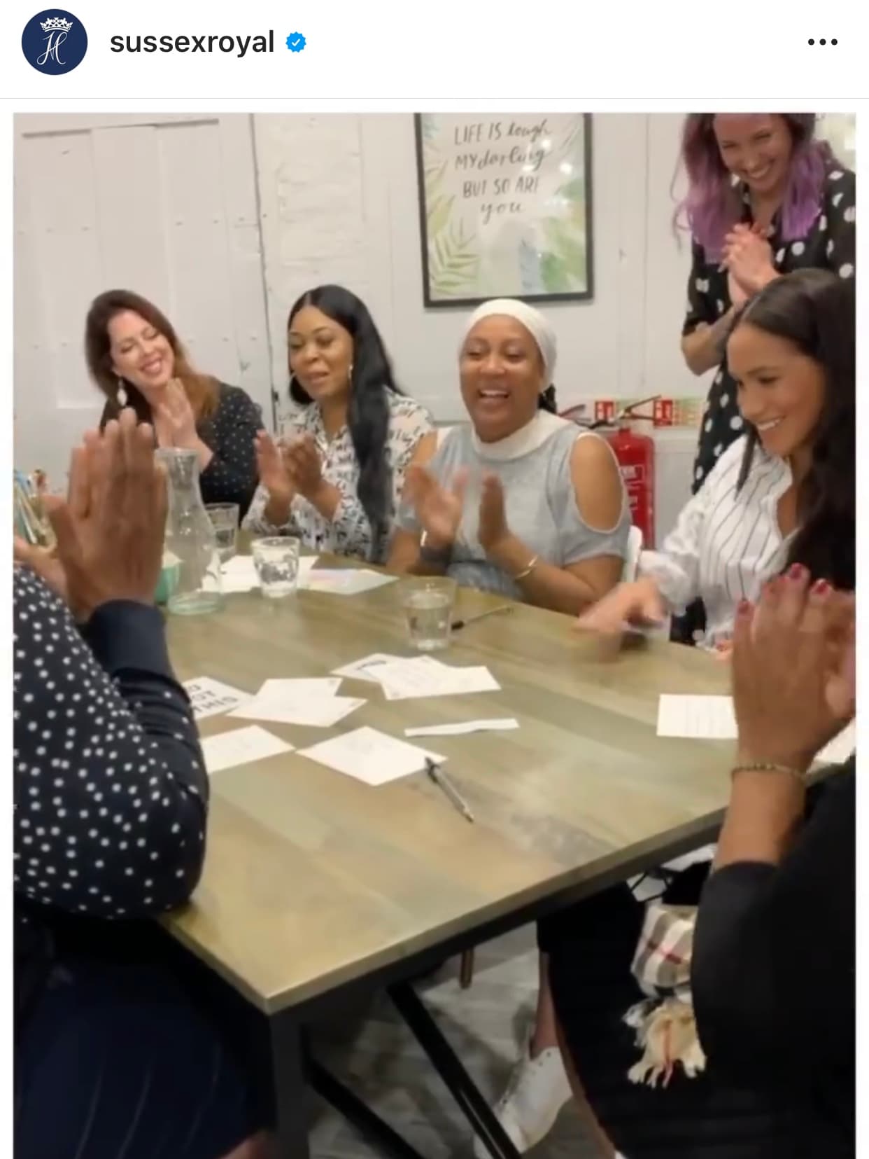 La esposa del príncipe Harry platicó y
<b><a href="https://www.univision.com/famosos/la-calurosa-ovacion-que-recibio-meghan-markle-tras-confesar-su-dificultad-por-el-intenso-escrutinio-publico-video" target="_blank"> convivió de manera amena</a></b> con las mujeres que en algún momento de su vida han vivido algún tipo de violencia.
<br>