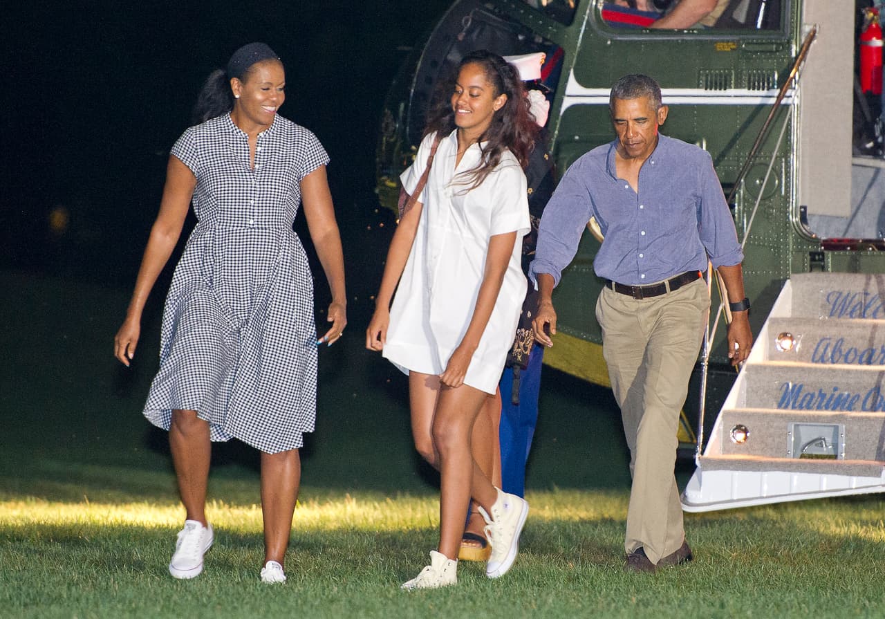 2016 sería el año en el que las redes sociales mostrarían más devoción por Malia Obama, que se graduó del college, que por su madre. Aquí las dos compartiendo la moda de llevar vestidos con tenis en su retorno de vacaciones.