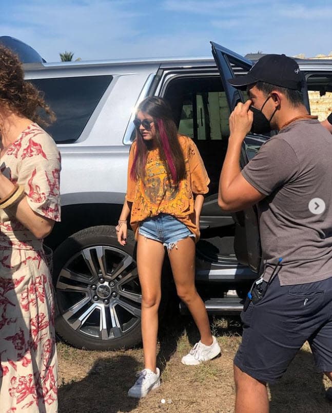 El 24 de febrero, la jovencita compartió un par de fotografías en Instagram de su llegada a la locación y del proceso de maquillaje.
<br>