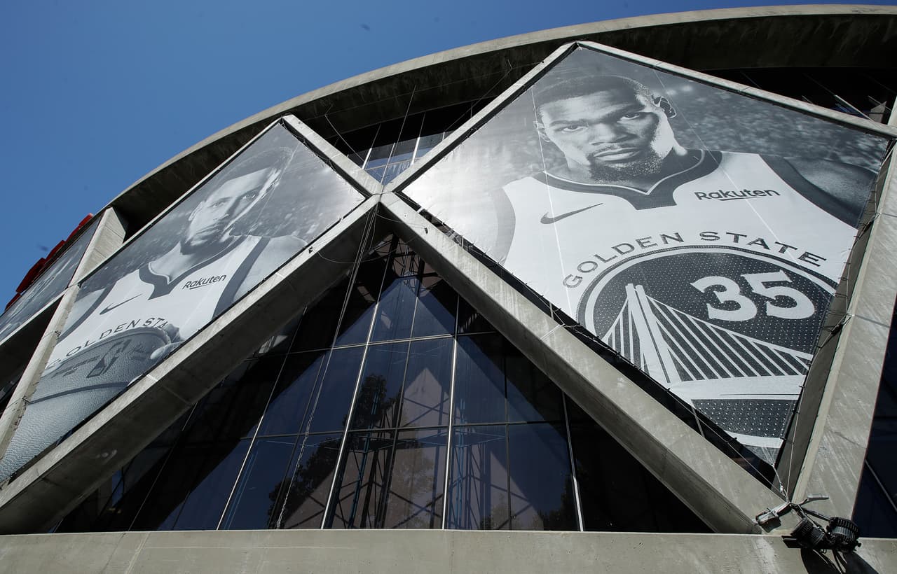 El primer juego de Golden State en el Oracle Arena tuvo lugar el 29 de noviembre de 1966, cuando el estadio era conocido como el Oakland Coliseum Arena. El juego de este jueves, sexto en la serie final de la NBA, marca el partido número 2070 en su historia.