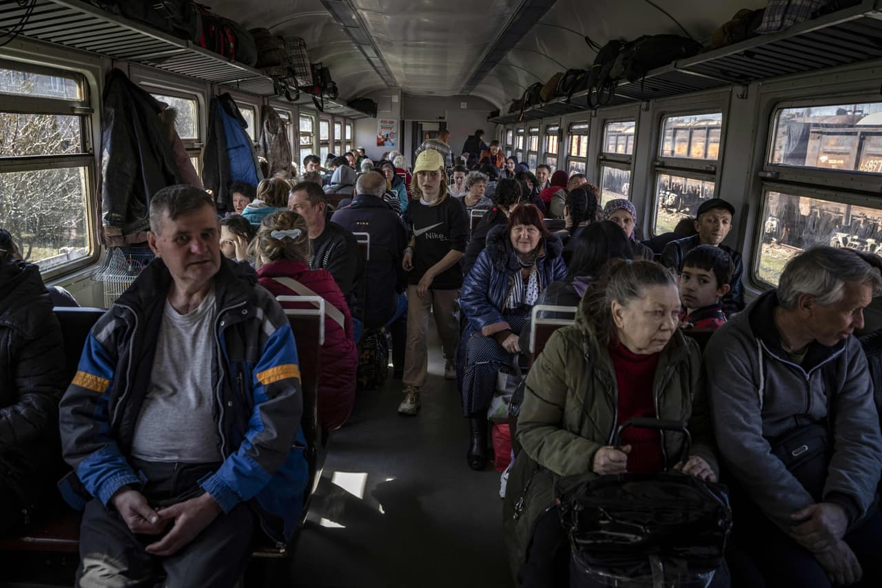 Un tren cargado de gente que huye de Severodonetsk, en Donbas, la zona del este de Ucrania que ahora se ha convertido en el principal objetivo de las fuerzas rusas.