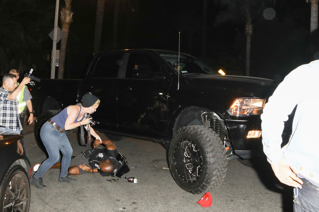 Según 
<b><a href="https://www.tmz.com/2019/04/15/justin-bieber-lawsuit-photographer-paparazzi-truck-accident/" target="_blank">reportó el portal TMZ</a></b>, William Wilson, fotógrafo al que Bieber atropelló en 2017, demandó para exigir una indemnización al cantante.