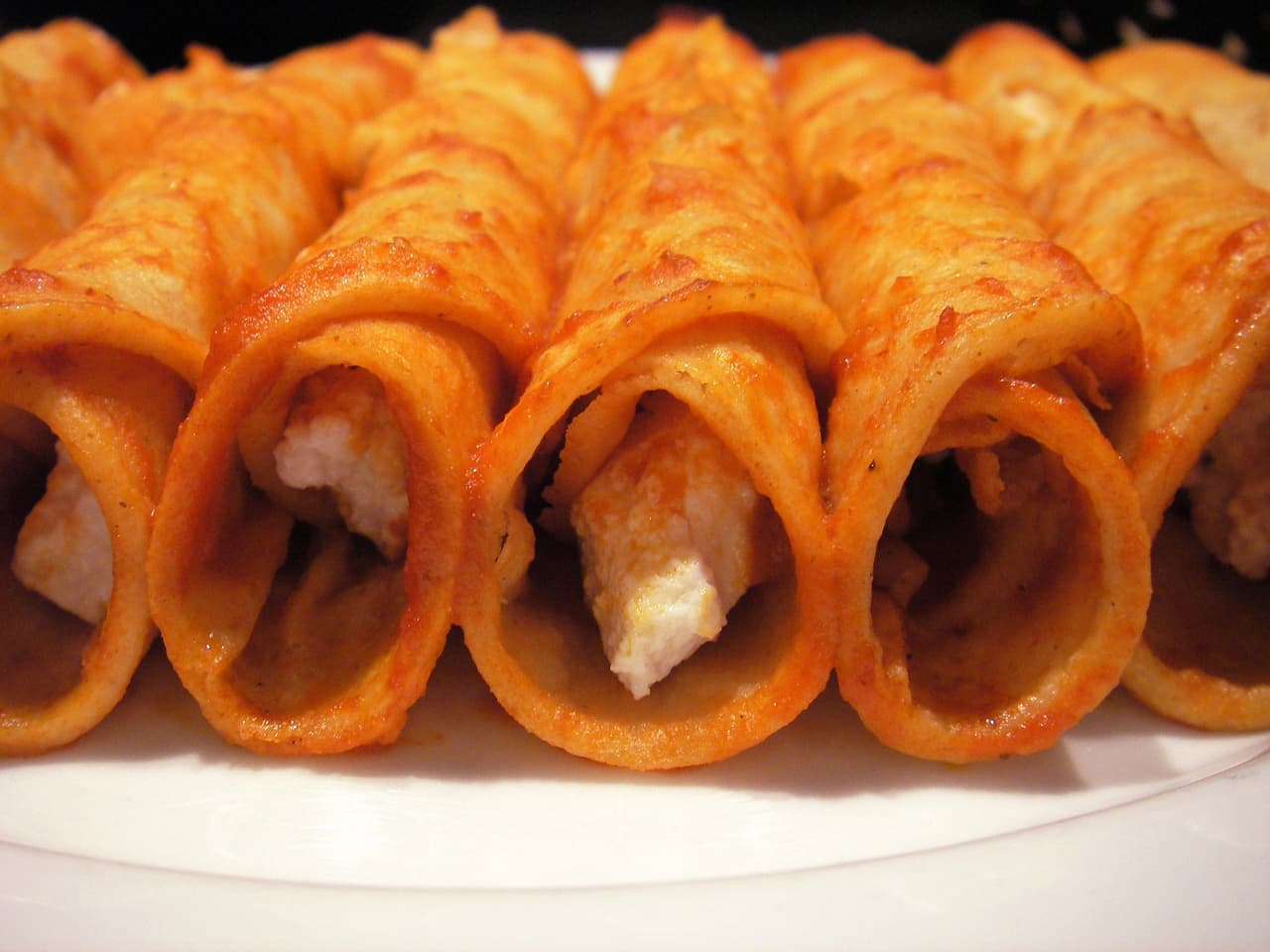 Para preparar unas buenas enchiladas no puedes olvidar el relleno que llevan algunas. Ya sea de pollo cocido o cerdo, eso depende del gusto de cada persona.