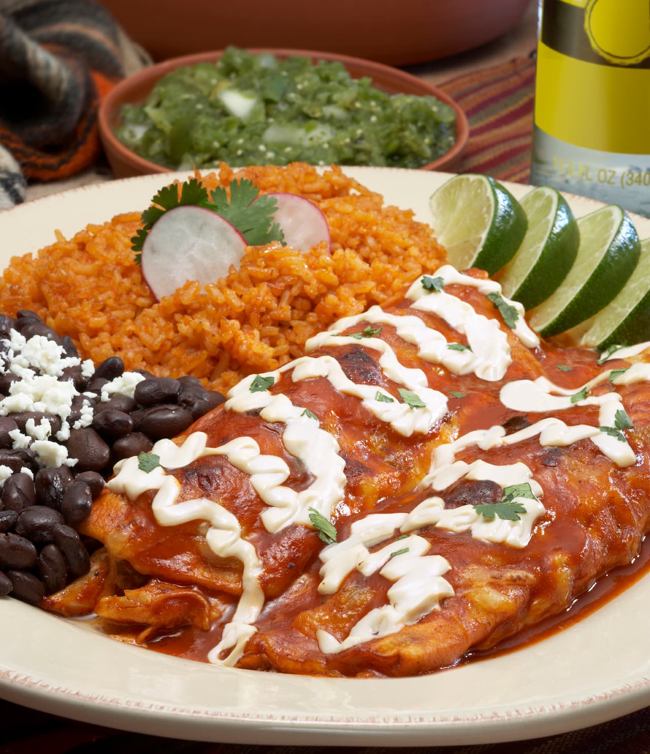 Enchiladas Mineras. Las enchiladas mineras son las que llevan pollo cocido y cortado en piezas. Además de unas papas picadas que se pasan por la manteca donde se frieron las enchiladas, se colocan como guarnición de las enchiladas que se cubren con queso rallado, zanahorias, aros de cebollas y se adorna con hojas de lechuga.