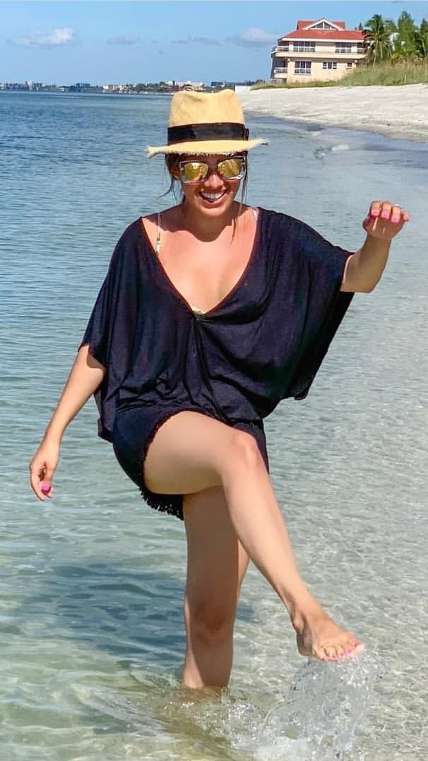 Andrea Chediak propone un look vanguardista en un solo color. Se trata de un bañador holgado en color negro combinado con un sombrero con aplicaciones negras y lentes dorados.