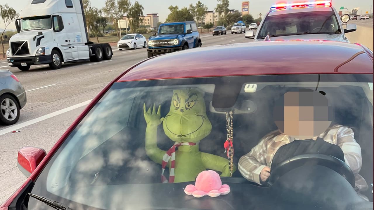 Multan a un conductor en Arizona por usar el carril compartido con un Grinch inflable en el asiento del pasajero
