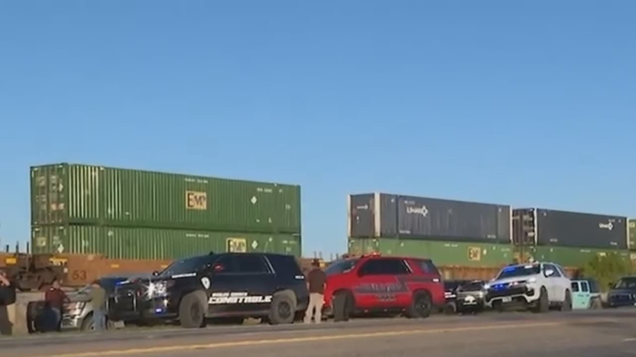 Advierten sobre los peligros de cruzar la frontera en un contenedor de tren