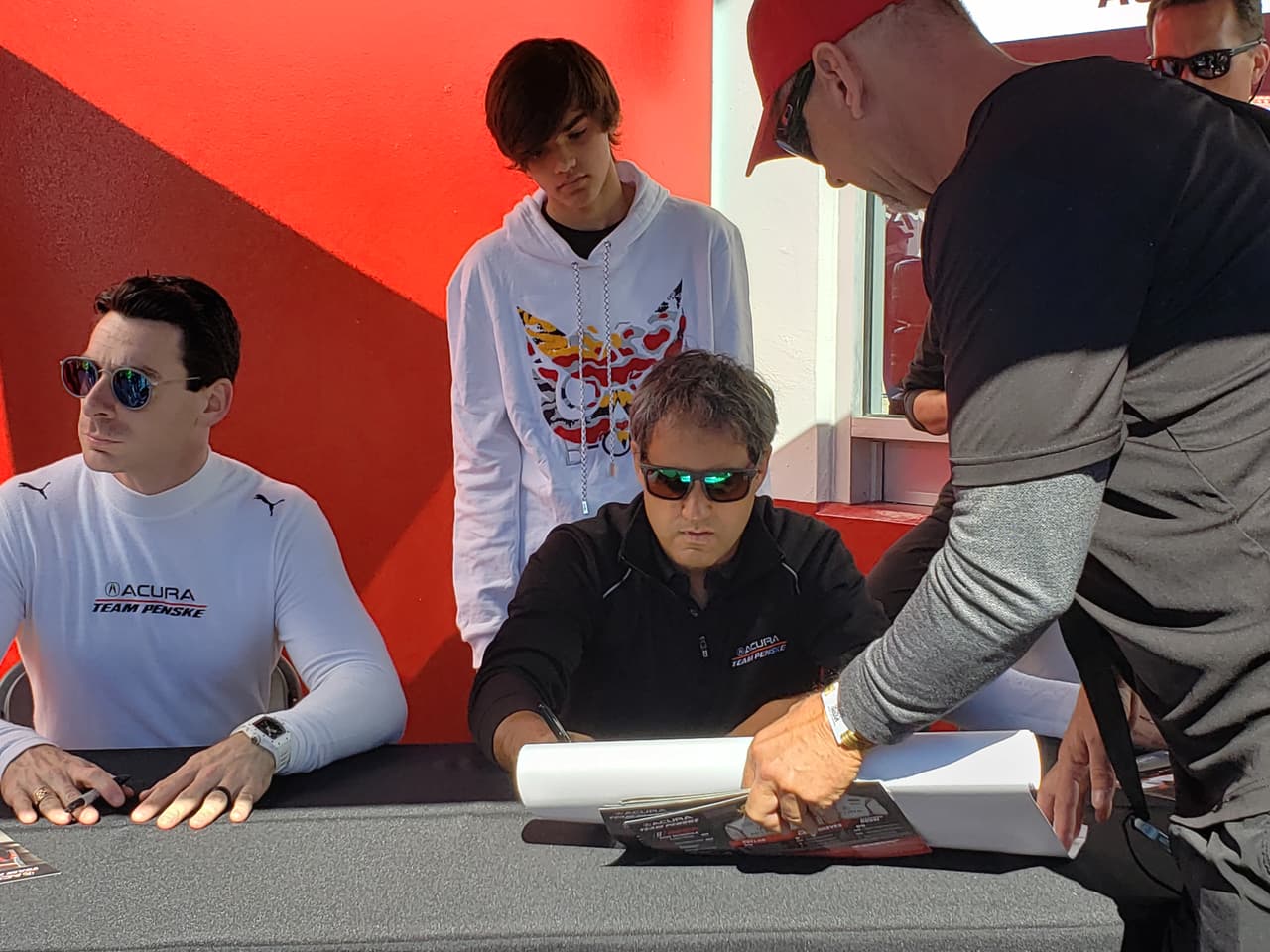 Juan Pablo Montoya durante una sesión de autógrafos previo a la Rolex 24 en el Daytona International Speedway.