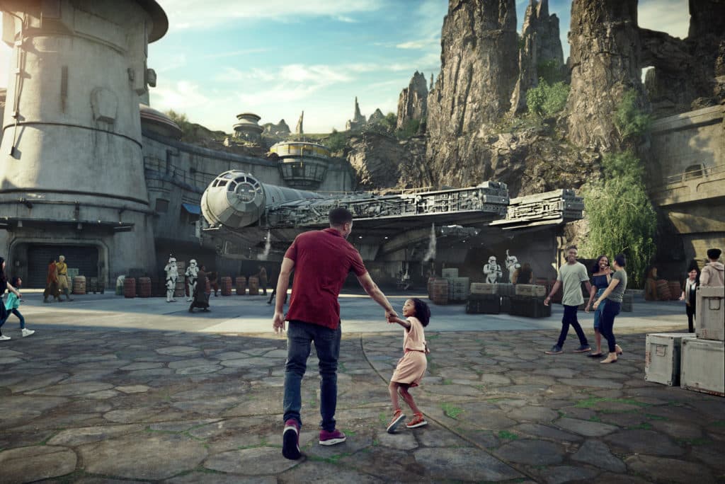 Mucho antes de lo que muchos esperaban y para satisfacer la expectativa de los seguidores de la saga, Star Wars: Galaxy's Edge podrán disfrutar de las atracción de la temática en los parques Disney a nivel nacional este año.