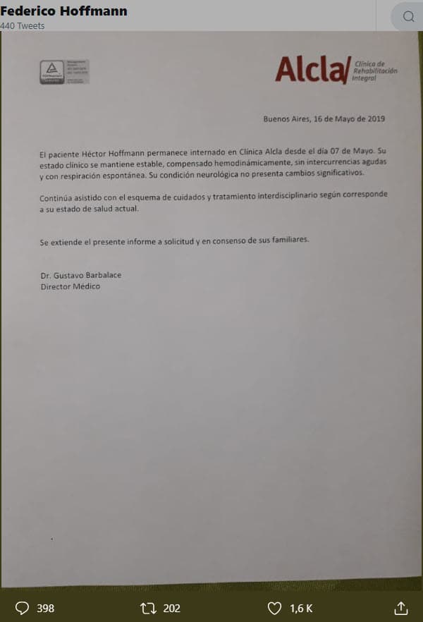 En el breve mensaje informa que su padre está internado en la Clínica de Rehabilitación Alcla, lugar en el que continúa actualmente.