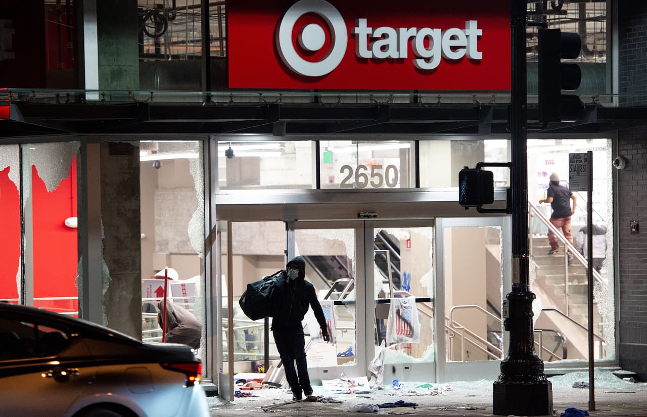 También en Oakland varias personas saquean una tienda de Target en una protestas que en muchas ciudades se han tornado violentas y vandálicas.