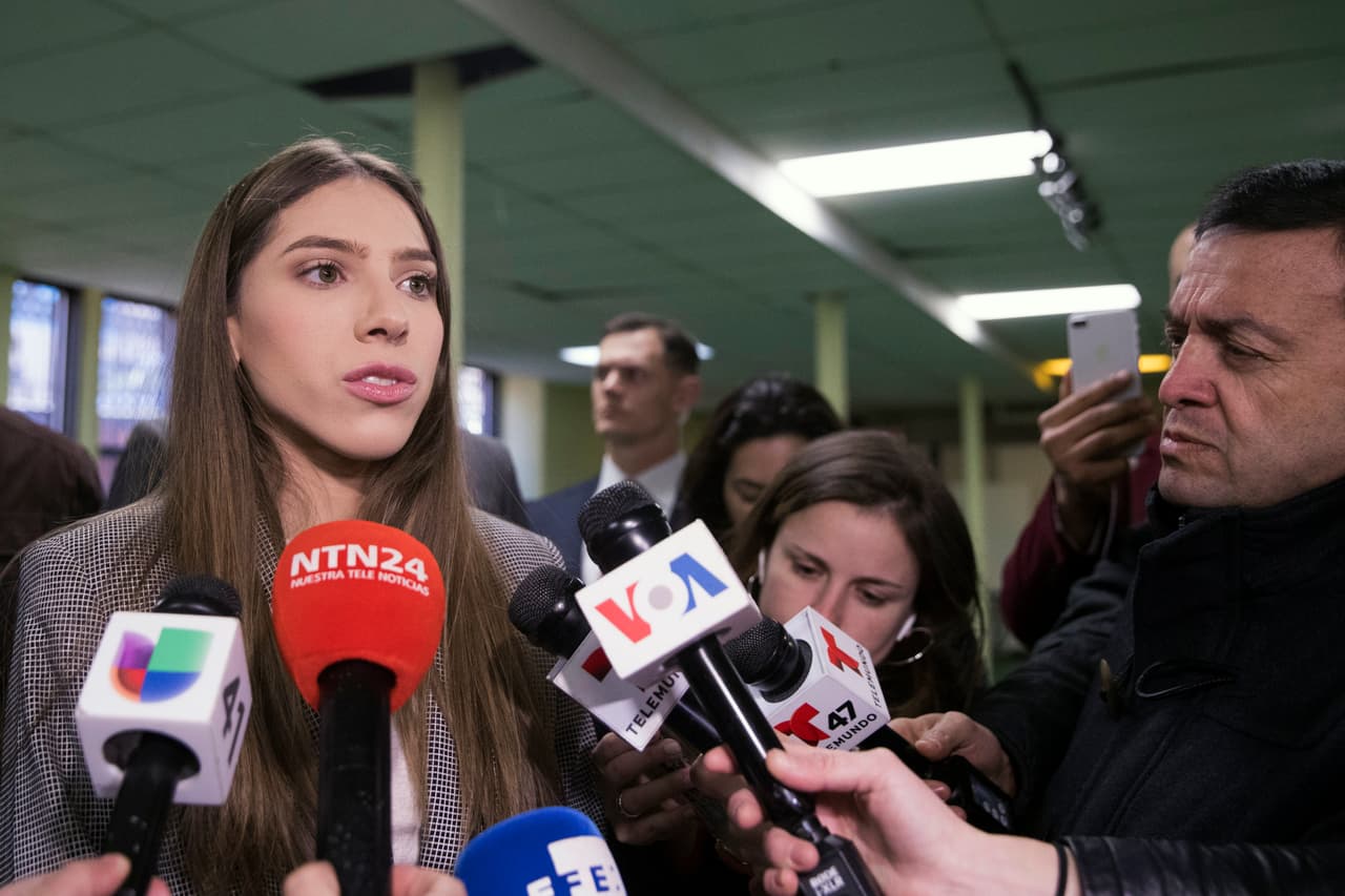 Fabiana Rosales, esposa del líder opositor venezolano Juan Guaidó, habla con los reporteros antes de asistir a misa en la Iglesia de Santa Teresa en Manhattan.