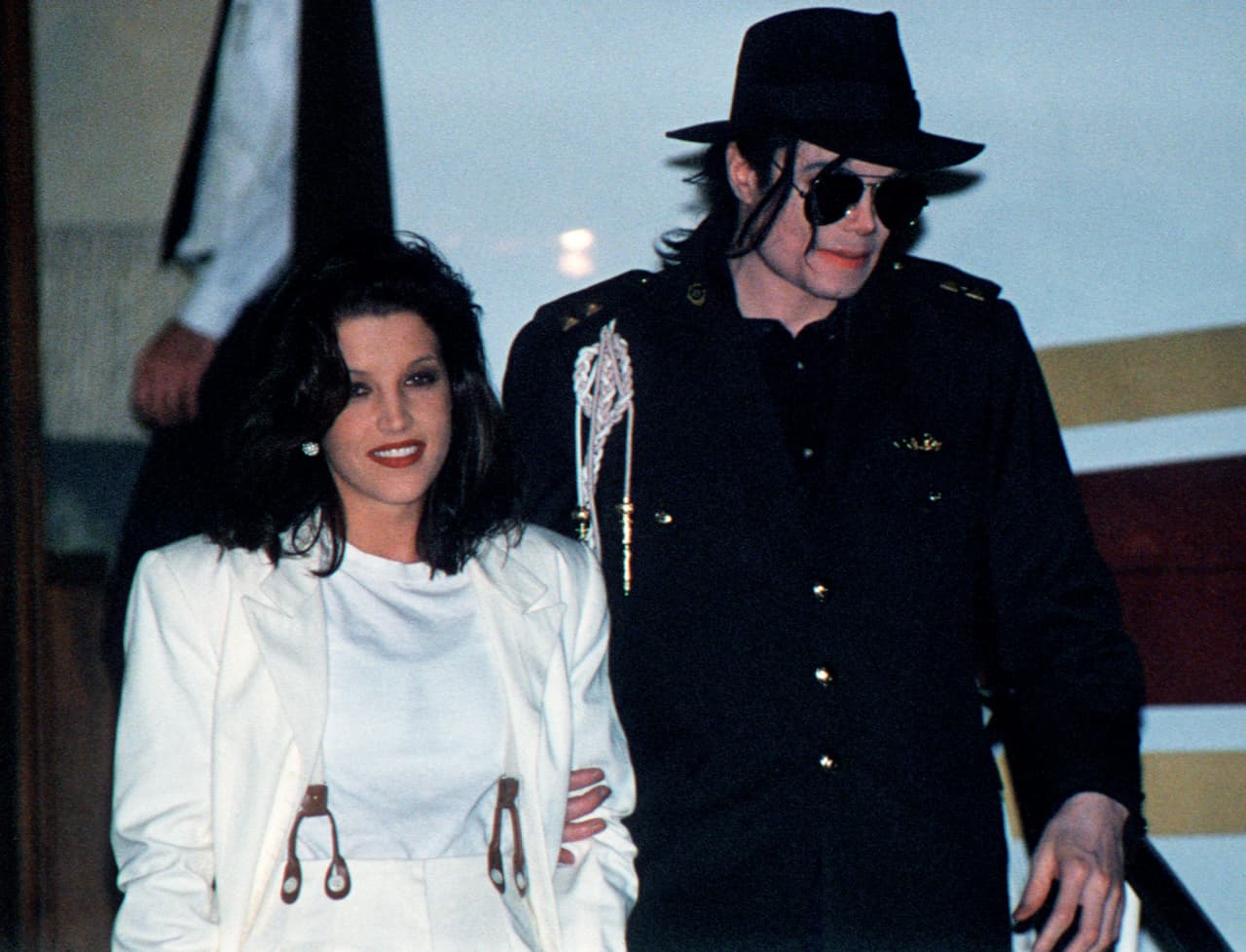 Otra de esas uniones rápidas fue la de Michael Jackson y Lisa Marie Presley en 1994. Veinte días antes de su boda, Lisa había firmado los papeles del divorcio con su ex esposo Danny Keough.