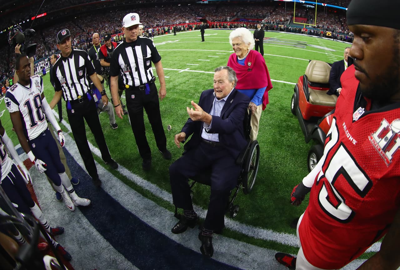 El expresidente George Bush, padre, acompañado de su esposa Barbara Bush, fue el encargado de lanzar la moneda al aire para dar inicio a la edición 51 del Super Bowl.