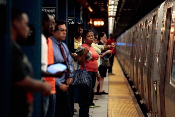 El vórtice de Irene pasó por Central Park a media mañana del domingo, con vientos de 105 kilómetros por hora (65 mph), pero el daño a la ciudad de Nueva York fue menor al temido. Una orden de evacuación para los barrios de la ciudad de baja altitud se levantó la tarde del domingo. Para la noche, el servicio limitado de autobús había sido reanudado.