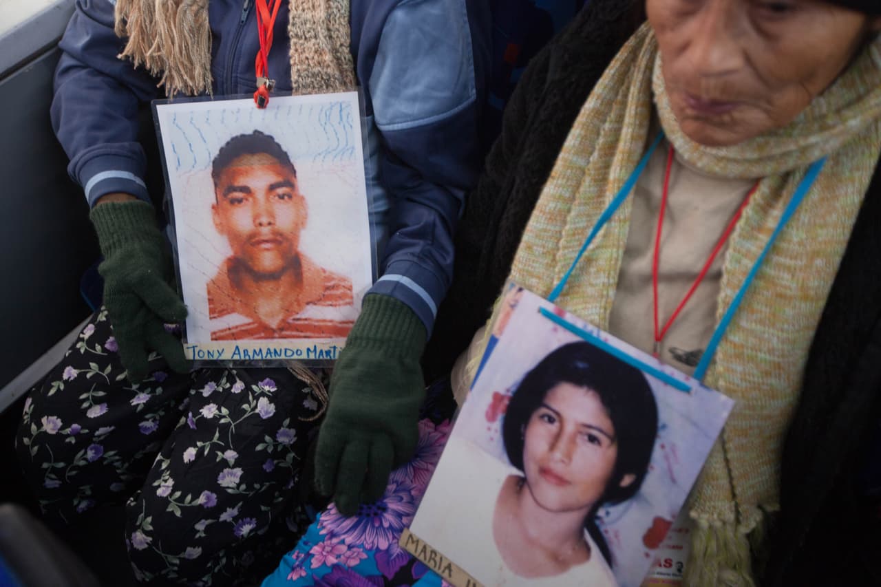 Madres centroamericanas portan la fotografía de sus hijos desaparecidos colgada al cuello.