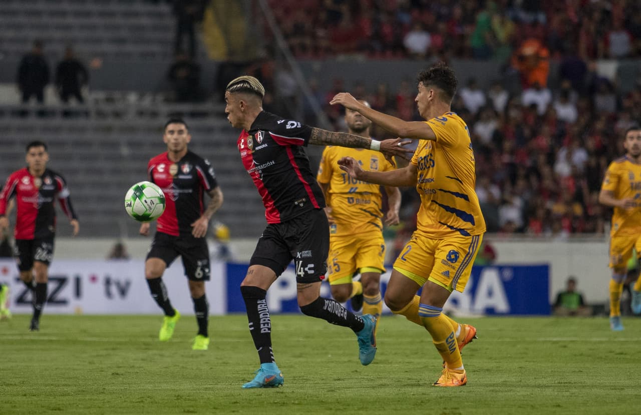 Atlas hizo valer su condición de local en el Estadio Jalisco y lleva ventaja para la vuelta de la Semifinal ante Tigres en el Universitario.