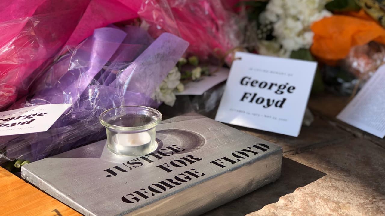 Al terminar el funeral privados sus restos serán trasladados en una procesión en carruaje tirado por caballos y será escoltada por oficiales de Departamento de Policía de Houston (HPD).