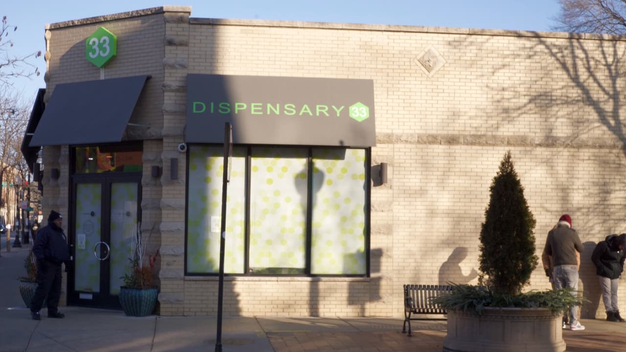 El primer día del 2020,
<a href="https://www.univision.com/noticias/estados-unidos/cientos-de-personas-hacen-fila-para-adquirir-marihuana-recreativa-por-primera-vez-en-illinois">cientos de personas se formaron</a> afuera de unas tiendas que venden productos muy específicos de una droga: Marihuana. Días después, el 16 de enero, seguía formándose gente afuera del dispensario.