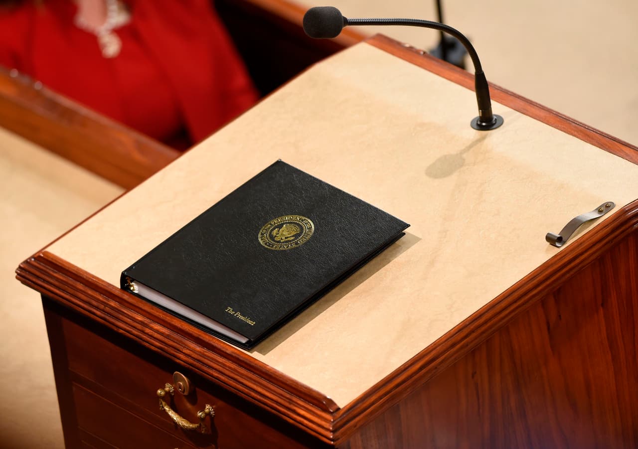 La versión escrita del discurso que dará el presidente Donald Trump sobre el podio desde donde hablará a la nación.