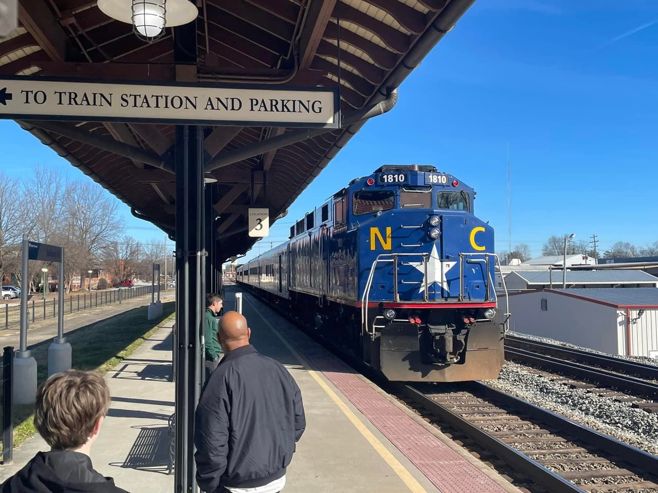 <b><a href="https://www.nctransportationmuseum.org/">North Carolina Transportation Museum</a></b>. El único lugar en el estado donde se puede disfrutar tanto de paseos panorámicos en tren como de una fabulosa colección de equipos preservados es el Museo de Transporte de Carolina del Norte. 
<br>
<br>
<b><a href="https://goo.gl/maps/eowowLD6fMydZ6K78">Cómo llegar</a></b>