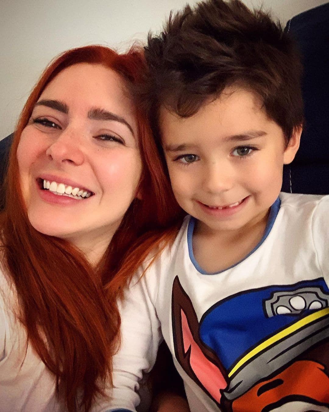 La actriz cree que quienes se incomodan con estas imágenes deben cuestionarse: "Yo creo que de repente hay mucha gente con una masculinidad así muy frágil y vemos cosas que te hacen sentir pasos en la azotea. Yo creo que valdría la pena preguntarte por qué eso te hace sentir tan incómodo".
<br>