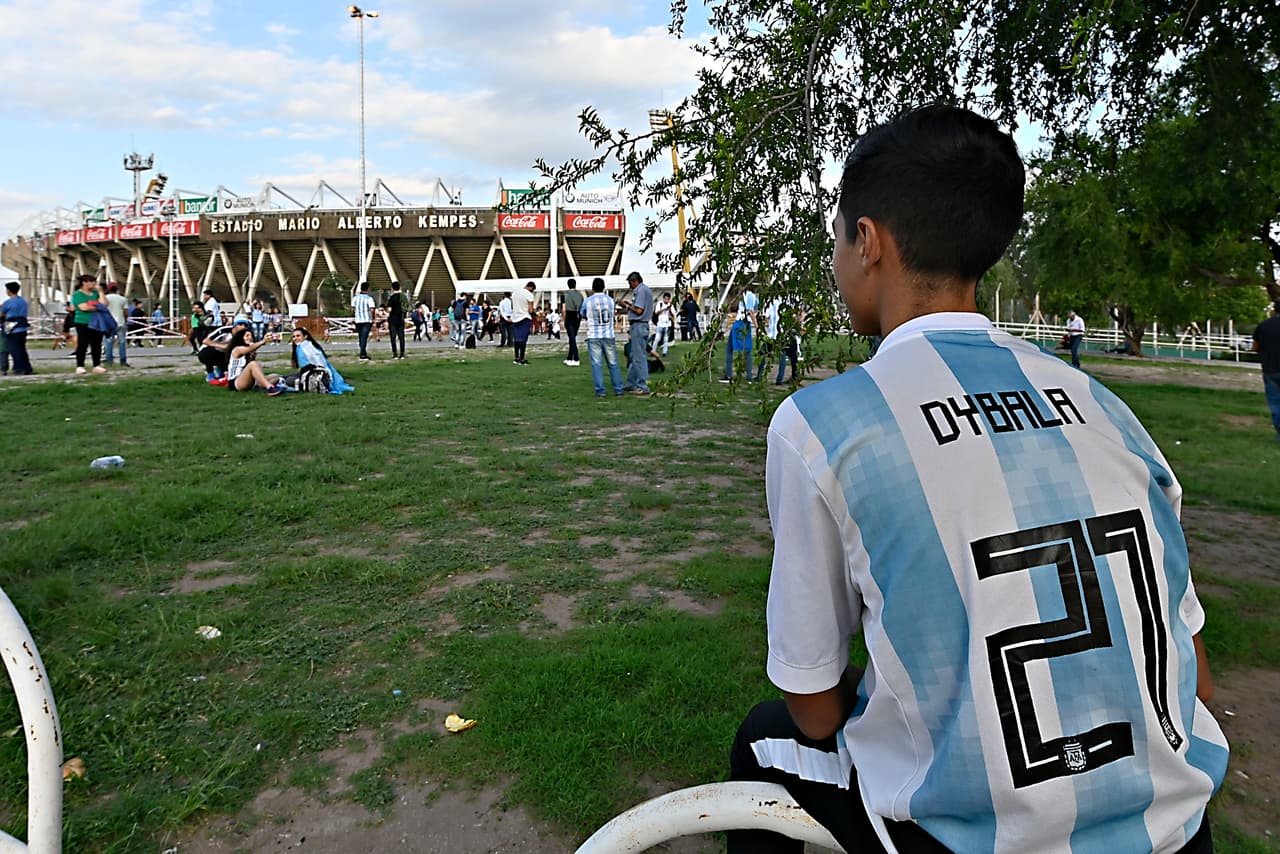 Los fanáticos de Argentina y de México le dieron un color especial con su alegría en el estadio Mario Alberto Kempes y sus alrededores en Córdoba a una jornada de fútbol de amistoso internacional.