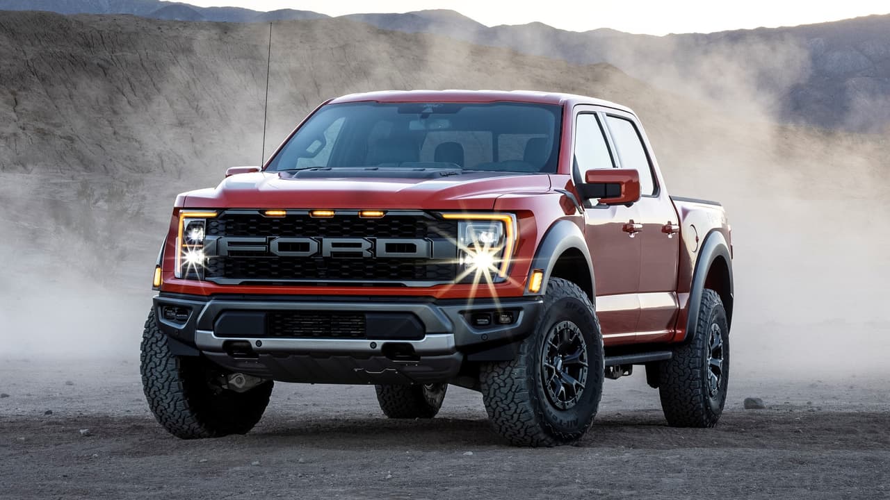 La Ford F-150 Raptor apareció por primera vez en el año 2009. Una variante inspirada en las camionetas de la Baja 1000, la legendaria carrera del desierto en Baja California, México, para convertirse en la pionera del segmento de las pickups de alto desempeño.