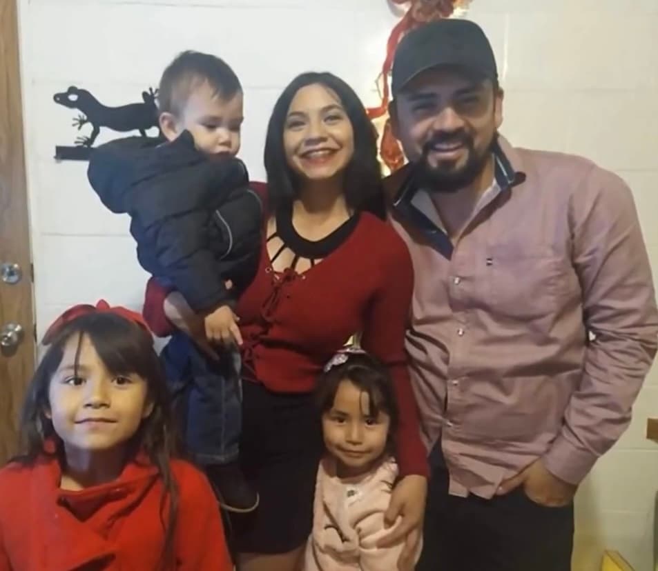 “Cuando me acerqué a
<b> él me apretó la mano y le dije que sus hijos lo necesitaban</b>, que estábamos jóvenes y todavía teníamos muchas cosas por hacer”, precisa Duarte, en medio del llanto. 
<br>