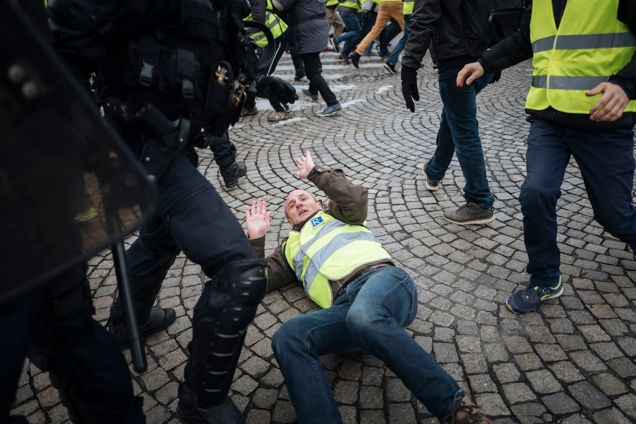 Un manifestante cae el suelo durante las protestas contra el gobierno fracés. La policía se desplegó por toda la capital francesa para contener los disturbios. AP/Kamil Zihnioglu.