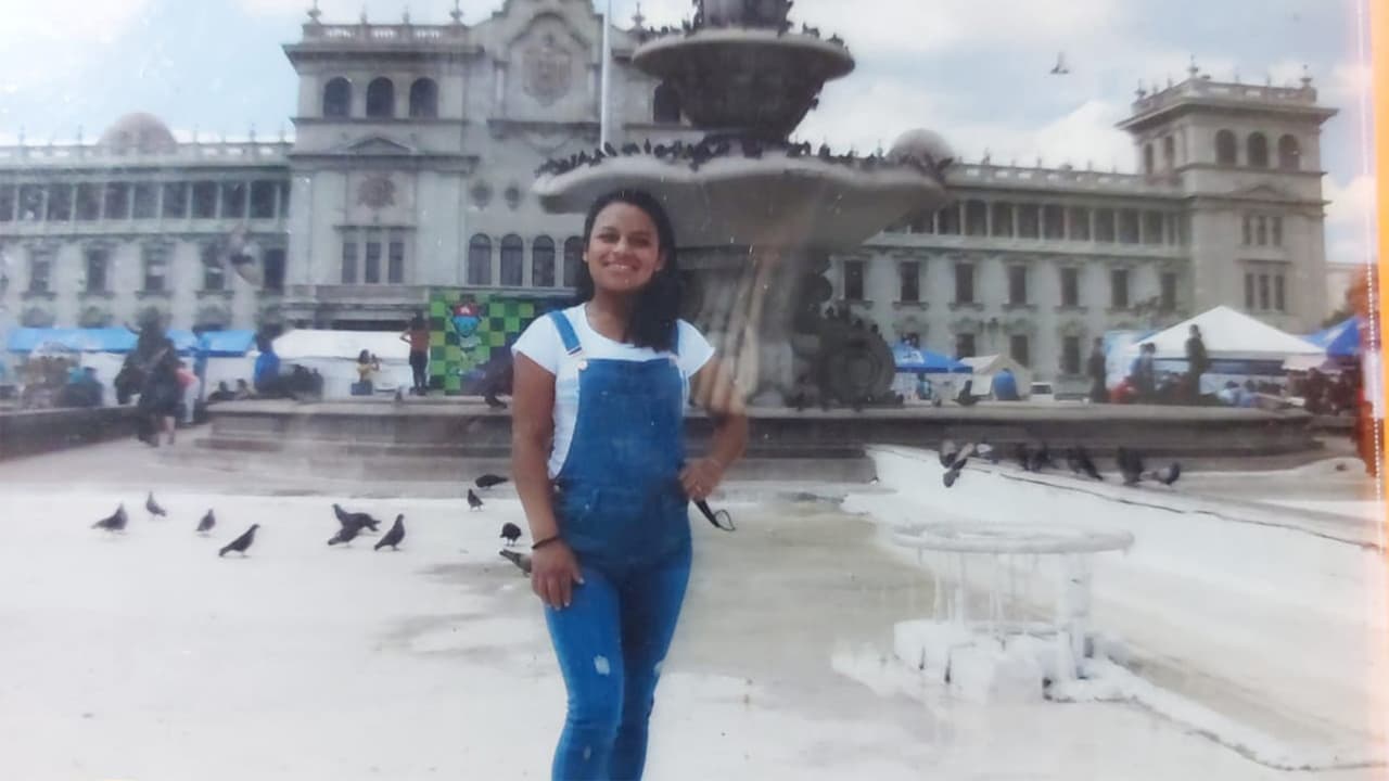 Para el viernes 24 de febrero, aunque no había confirmación oficial sobre la identidad, el Forense determinó que 
<a href="https://www.univision.com/local/chicago-wgbo/balazo-arrebato-vida-confirman-causa-muerte-mujer-hallada-callejon-la-villita" target="_blank">la causa de muerte fue un disparo en la cabeza</a>. Esta versión sustentaba los dichos de algunos testigos de que el cuerpo tenía sangre en el rostro cuando fue localizado.