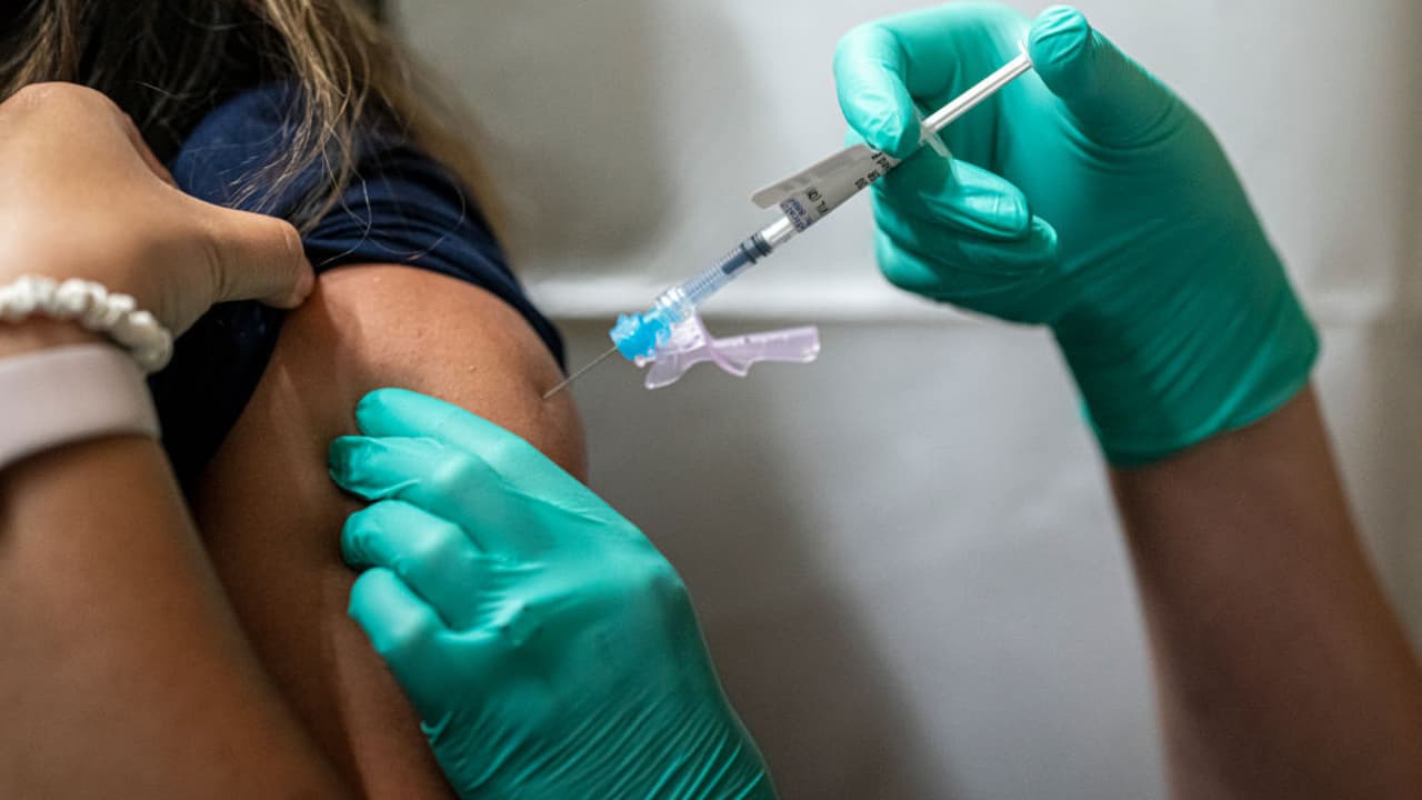 Las autoridades informaron que para la segunda parte de la primera fase se vacunarán a bomberos, paramédicos, entre otros considerados trabajadores esenciales. Arlington contará con 3,000 dosis, Dallas con 2,000, McKinney con 800, Flower Mound y Cleburne con 500 dosis y Allen con 200, entre otras. En algunas ciudades comenzará el proceso de vacunación este martes.