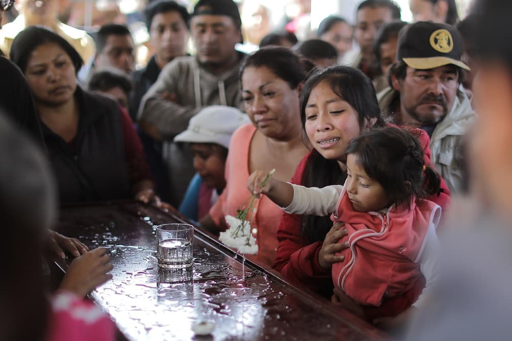 Sube a 109 la cifra de muertos por la explosión de un ducto de gasolina en México