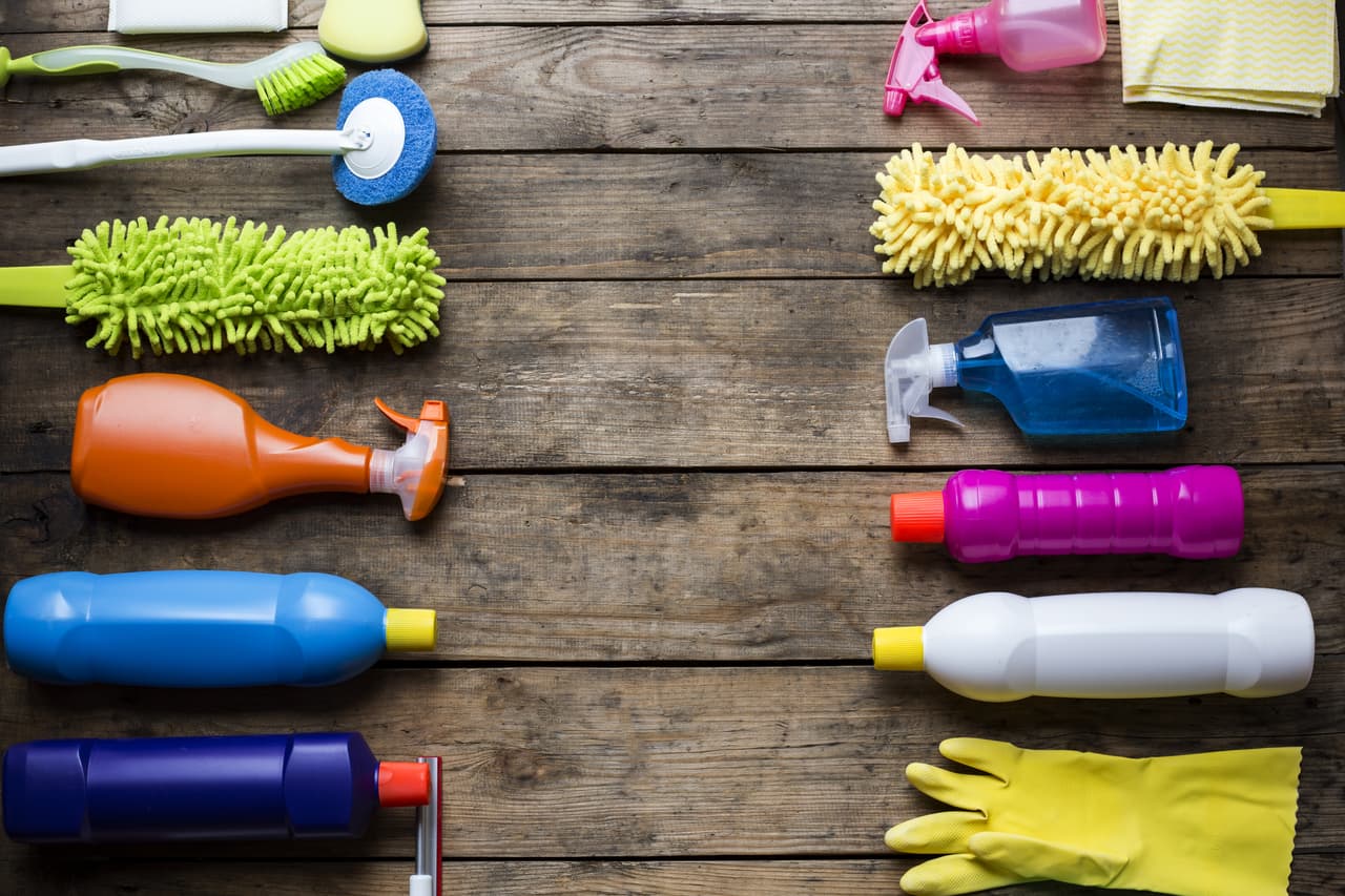 <b>Mantén limpios tus productos y accesorios:</b> Es importante que después de utilizarlos, los laves y desinfectes a fondo. Desecha aquellos que ya están desgastados, como es el caso de los cepillos, ya más que limpiar pueden rayar los lugares donde los utilices.