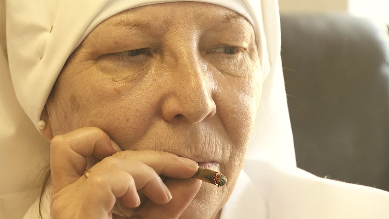 La fundadora de Sisters of the Valley, la 'hermana' Kate, da una calada a un cigarro de marihuana.