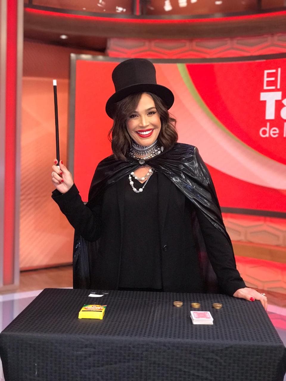 Ya la competencia estaba muy reñida cuando apareció Karla Martínez vestida de mago. Varita, sombrero y artículos para trucos fueron parte de sus herramientas para encantar a los presentes.