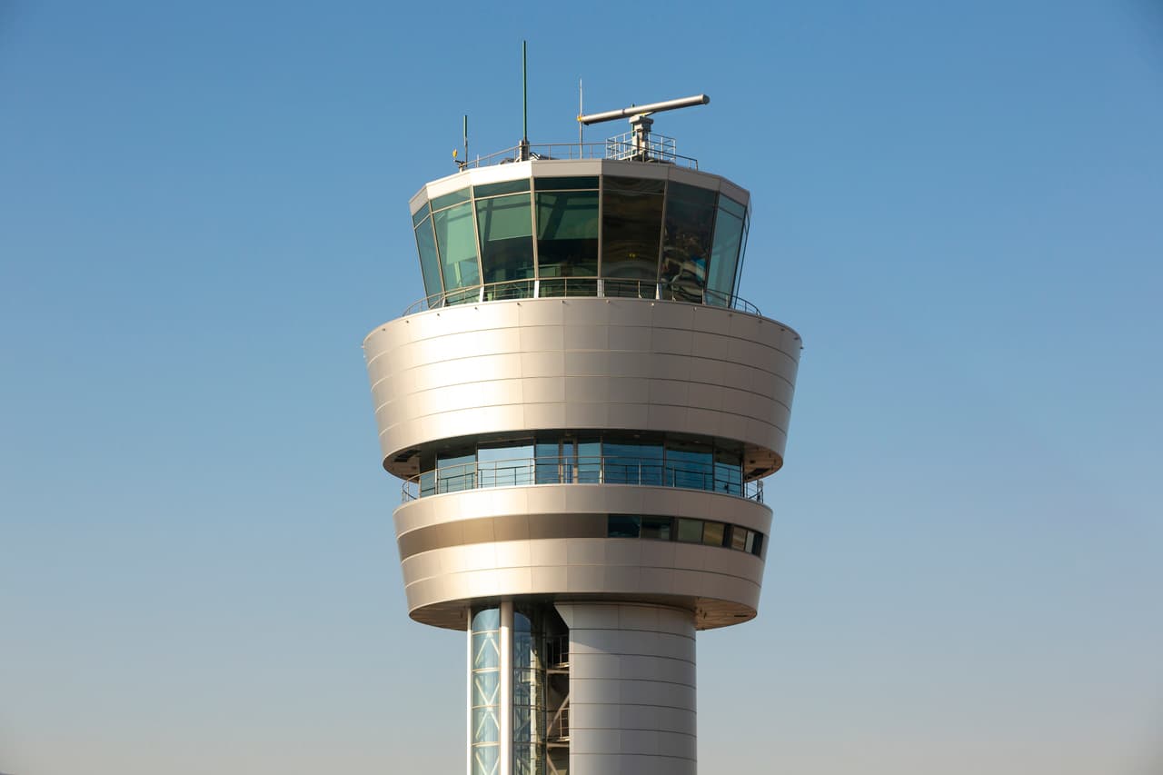 <b>Puesto 24. Controlador de tráfico aéreo. Entre 2009 y 2018: 36.5% menos empleos. </b>Los controladores de tránsito aéreo se encargan de regular el flujo de los aviones en el aire. Esta ocupación no desaparecerá pronto, pero se espera que la cantidad de personas en este oficio disminuya con el aumento de la tecnología, lo que hará que menos personas sean necesarias en este trabajo.