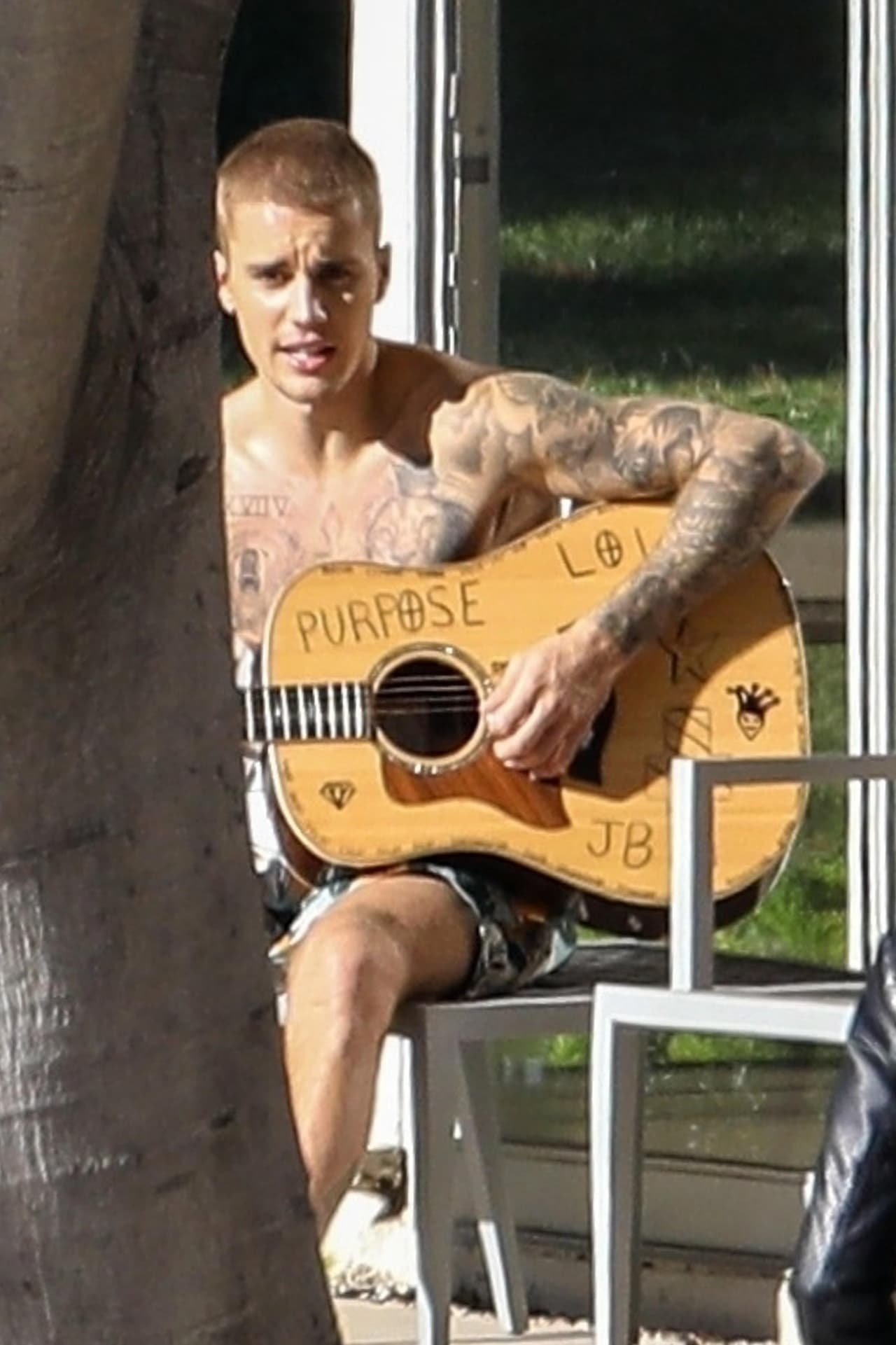 El cantante confesó que todavía tiene dificultad para confiar en la gente. "A veces pienso que me quieren usar o que no están genuinamente para mí (,..) He tomado malas decisiones personalmente y en mis relaciones (...) 
<b><a href="https://www.univision.com/entretenimiento/despeinado-y-sin-su-esposa-justin-bieber-sale-de-la-iglesia-a-la-que-asistia-con-selena-gomez-fotos">Para mí es difícil hasta confiar en Hailey</a></b>", dijo.