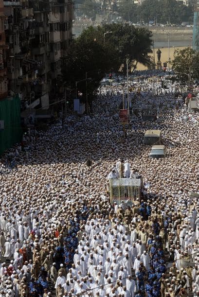 Se produjo después de que miles de fieles se agolparan ante el edificio donde se había depositado el cadáver del santón Syedna Mohamed Burhanuddin.