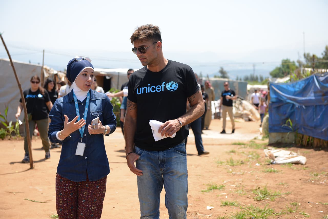 A Martin le afectó mucho la historia de Batoul, una niña de 11 años de Homs, que tiene que trabajar a cambio de agua y refugio. Batoul, sus dos hermanas mayores y su madre son las únicas que pueden mantener a su familia de 13 miembros. “No recibo dinero. Trabajo muchas horas cosechando habas, cerezas, patatas, cualquier producto de temporada”.