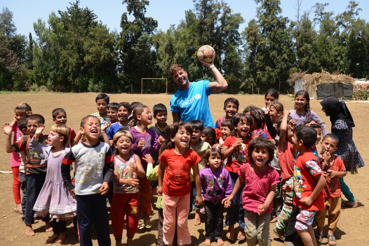 Durante la visita de dos días, Ricky Martin fue testigo de cómo trabaja UNICEF ofreciendo entornos protectores donde los niños y adolescentes pueden jugar y recibir el apoyo que necesitan para volver a recibir una educación estructurada. En el valle de Bekaa y en Akkar, Martin participó en actividades recreativas en los espacios seguros para niños de los asentamientos informales.
